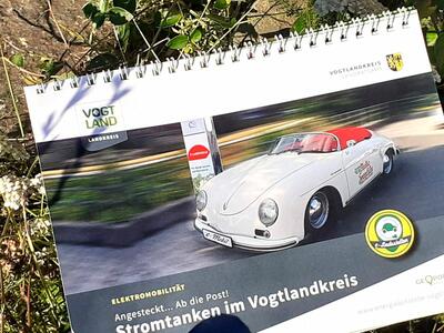 Bild vergrößern: Das Bild zeigt das Titelblatt der Broschre zu den Stromtankstellen im Vogtlandkreis. Zu sehen ist ein Elektroauto.