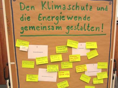 Eine Konferenz-Pinwand voller gelber Notizzettel mit Anregungen für's Energiekonzept 2018.