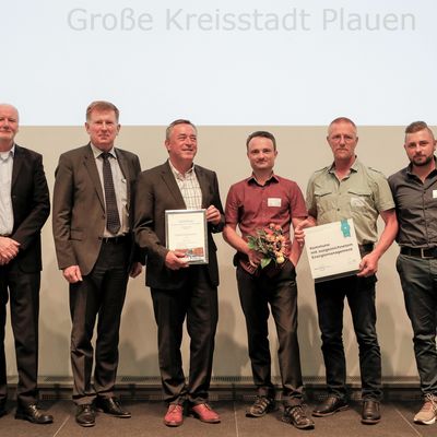 Bild vergrößern: Vertreter des Energieteams der Stadt Plauen während der Auszeichnung mit dem Gütesiegel 'Kom.EMS' 2019 in Dresden.